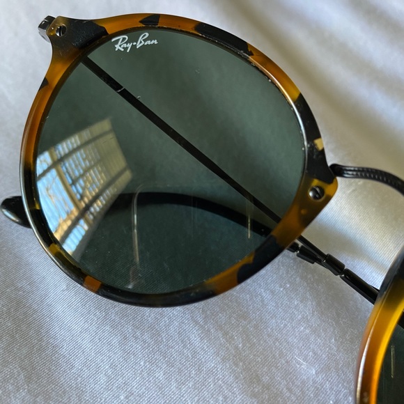 Ray-Ban Round Fleck Sunglasses - Picture 6 of 8